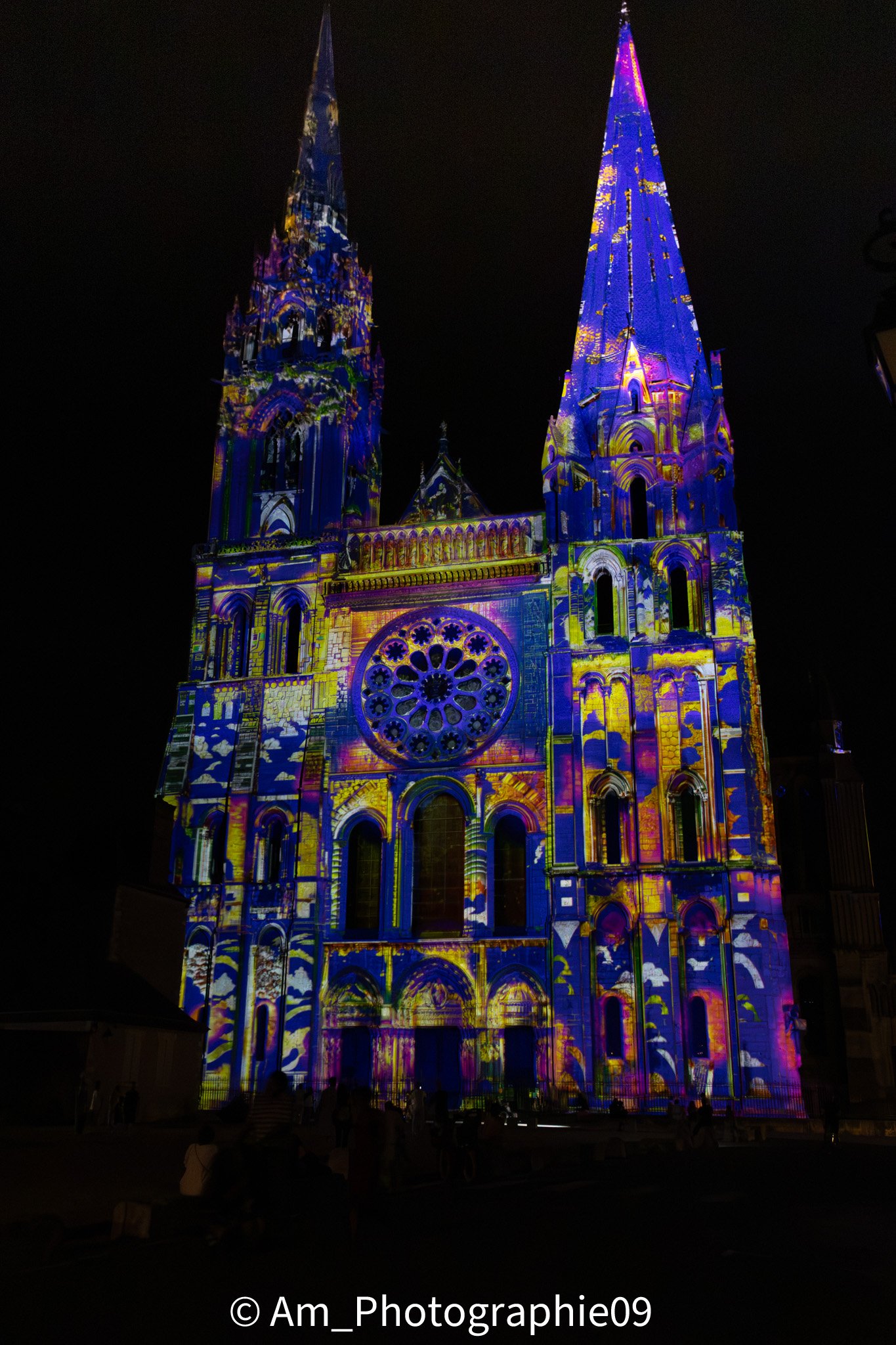 Rosace et façade de Notre-Dame de Chartres en lumières colorées