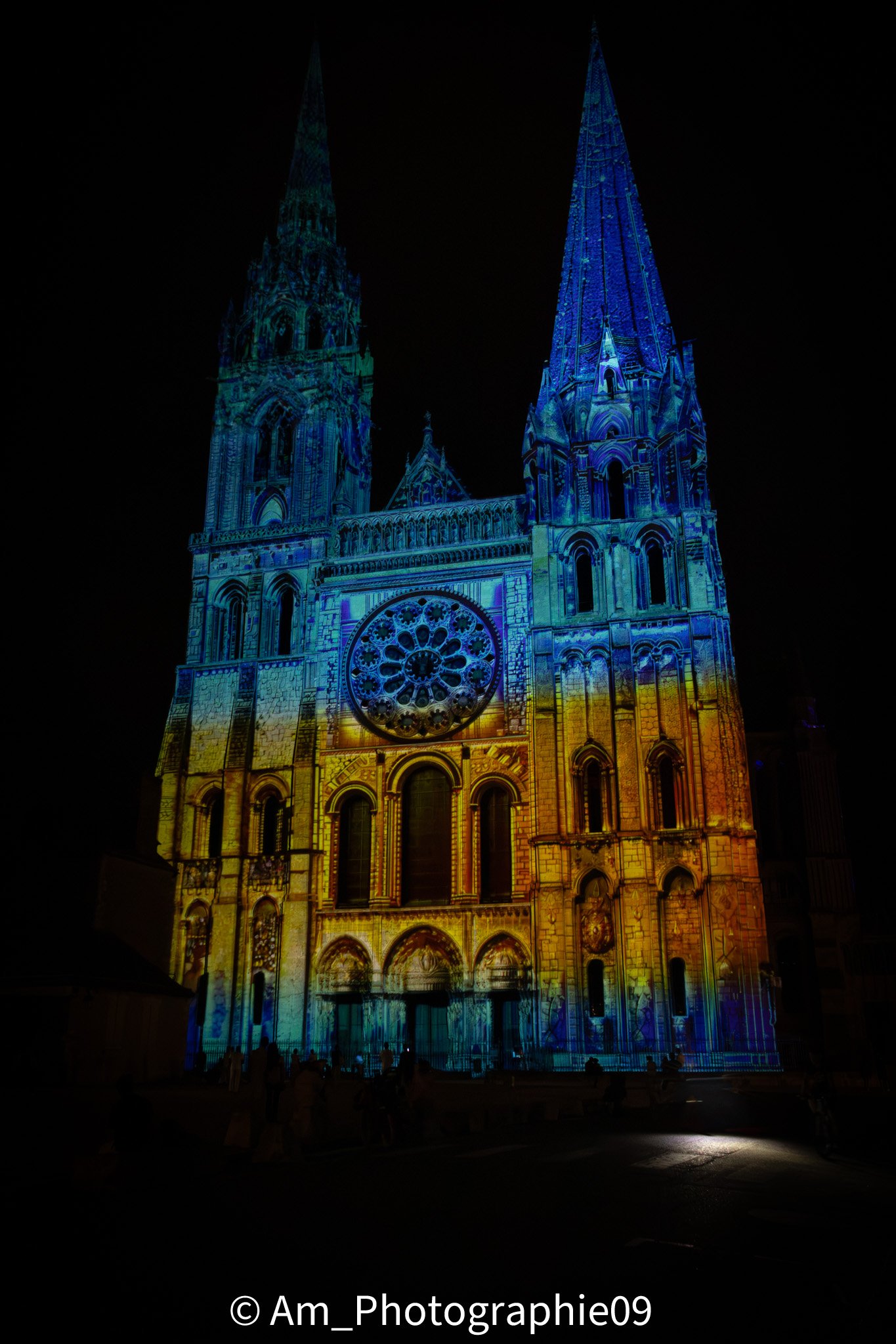 Cathédrale de Chartres avec projection lumineuse bleu et or