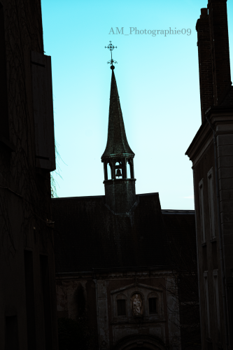 Clocher de l'église de Dourdan au crépuscule