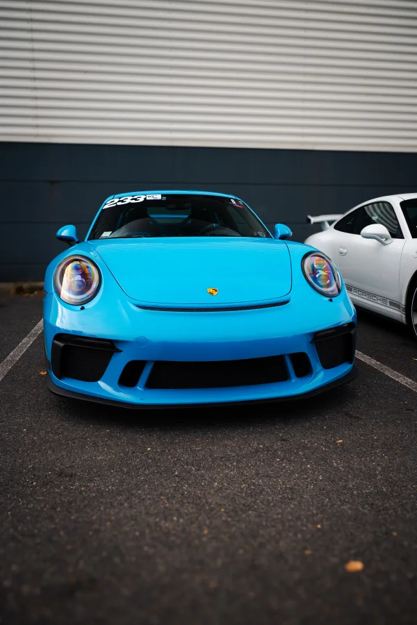 Porsche GT3 bleu turquoise, vue de face