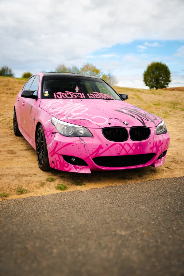 BMW rose à décoration graphique, vue de trois quarts